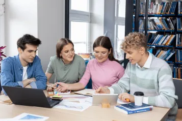 Akcje i działania dla maturzystów | Uniwersytet WSB Merito w Gdańsku: gdansk-studenci-biblioteka-praca-grupowa