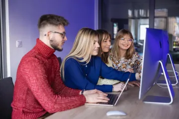 Nowoczesne pracownie i laboratoria | Uniwersytet WSB Merito w Gdańsku: Studenci siedzą w sali komputerowej i pracują