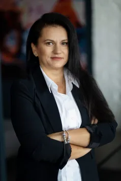 III Olimpiada Biznesu dla szkół średnich | Uniwersytet WSB Merito w Gdańsku: Zdjęcie kobiety w biznesowym stroju