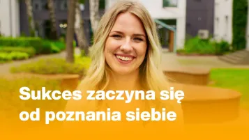 Strefa studenta | Uniwersytet WSB Merito w Gdańsku: Ikonka do testymonialu ze studentką i napisem "sukces zaczyna się od poznania siebie"