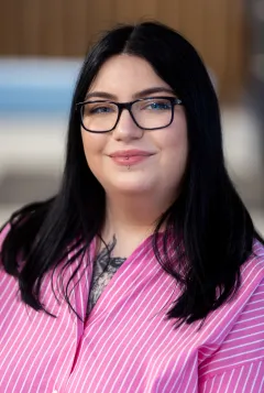 III Olimpiada Biznesu dla szkół średnich | Uniwersytet WSB Merito w Gdańsku: Zdjęcie portretowe studentki w ciemnych włosach