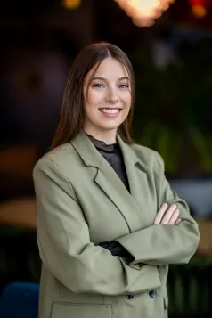 Zarządzanie | Studia I stopnia w Gdańsku | Uniwersytet WSB Merito w Gdańsku: Zdjęcie biznesowe studentki w oliwkowym garniturze