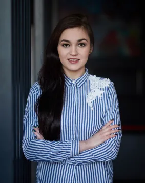 Maturzyści | Uniwersytet WSB Merito w Gdańsku: Zdjęcie biznesowe kobiety o długich ciemnych włosach