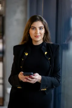 Marketing i sprzedaż | Studia I stopnia w Gdańsku | Uniwersytet WSB Merito w Gdańsku: Zdjęcie biznesowe studentki w ciemnej garsonce