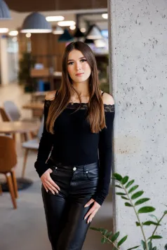 Kosmetologia | Studia I stopnia w Gdańsku | Uniwersytet WSB Merito w Gdańsku: Biznesowe zdjęcie studentki w ciemnym ubraniu