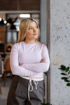 Pielęgniarstwo | Studia I stopnia w Gdańsku | Uniwersytet WSB Merito w Gdańsku: Pionowe zdjęcie studentki w sportowym ubraniu