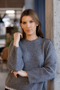 Psychologia | Studia jednolite magisterskie w Gdańsku | Uniwersytet WSB Merito w Gdańsku: Zdjęcie portretowe studentki w szarym swetrze 