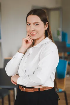 Prawo | Studia jednolite magisterskie w Gdańsku | Uniwersytet WSB Merito w Gdańsku: Zdjęcie biznesowe studentki o ciemnych włosach, ale w jasnej koszuli