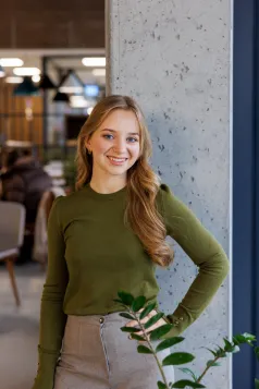 Komunikacja cyfrowa i media kreatywne | Studia II stopnia w Gdańsku | Uniwersytet WSB Merito w Gdańsku: Zdjęcie portretowe młodej i uśmiechniętej blondynki - studentki 