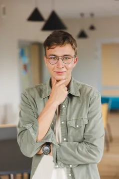 Psychologia | Studia jednolite magisterskie w Gdańsku | Uniwersytet WSB Merito w Gdańsku: Zdjęcie studenta w koszuli o kolorze khaki