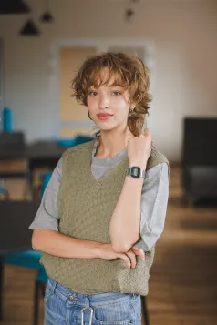 Psychologia | Studia jednolite magisterskie w Gdańsku | Uniwersytet WSB Merito w Gdańsku: Studentka w kamizelce i t-shircie 