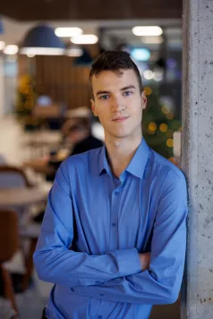 Bezpieczeństwo wewnętrzne | Studia I stopnia w Gdańsku | Uniwersytet WSB Merito w Gdańsku: Zdjęcie biznesowe studenta w niebieskiej koszuli