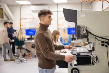 Laboratoria inżynierskie | Uniwersytet WSB Merito w Gdańsku: Student podczas warsztatów przy sprzęcie