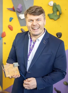 Twórczy nauczyciel i kompas jutra – wyzwania i inspiracje. Zapraszamy na konferencję! | Aktualności | Uniwersytet WSB Merito w Gdańsku: Zdjęcie mężczyzny na tle ścianki do wspinaczki
