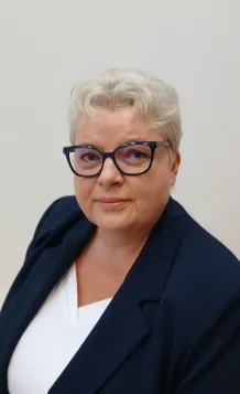 Twórczy nauczyciel i kompas jutra – wyzwania i inspiracje. Zapraszamy na konferencję! | Aktualności | Uniwersytet WSB Merito w Gdańsku: Zdjęcie portretowe kobiety w krótkich blond włosach i czarnych okularach