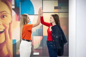 Przeniesienie z innej uczelni w Gdańsku | Uniwersytet WSB Merito w Gdańsku: Dwie studentki przybijają sobie piątkę