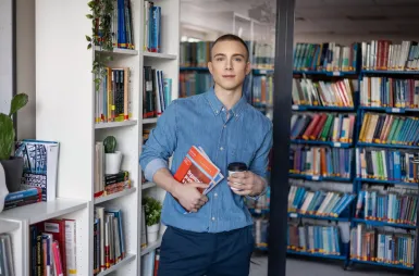 Biblioteka | Uniwersytet WSB Merito w Gdańsku: Student w przestrzeni biblioteki