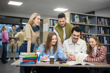 Wyniki wyszukiwania | Uniwersytet WSB Merito w Gdańsku: Studenci w bibliotece podczas wspólnej przerwy