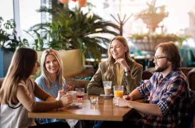 Zapraszamy na sesję, ale spokojnie – tylko zdjęciową! | Aktualności | Uniwersytet WSB Merito w Gdańsku: Studenci w kawiarni podczas rozmów