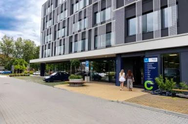 Wyniki wyszukiwania | Uniwersytet WSB Merito w Gdańsku: Wejście do budynku C na UWSB Merito Gdańsk