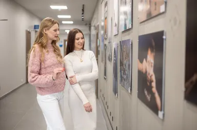 Wyniki wyszukiwania | Uniwersytet WSB Merito w Gdańsku: Studentki oglądają wystawę na galerii na Uczelni 