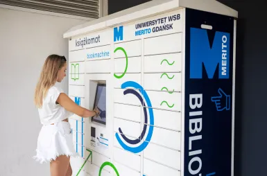 Wyniki wyszukiwania | Uniwersytet WSB Merito w Gdańsku: Studentka przy książkomacie 