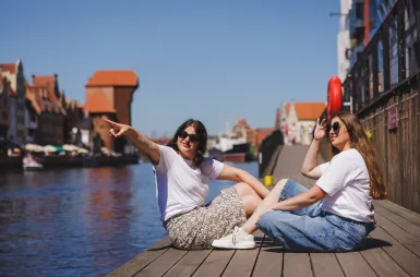 Zapraszamy na sesję, ale spokojnie – tylko zdjęciową! | Aktualności | Uniwersytet WSB Merito w Gdańsku: Studentki przy Żurawiu i Motławie