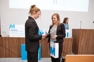 III Olimpiada Biznesu dla szkół średnich | Uniwersytet WSB Merito w Gdańsku: Uczennica odbiera nagrodę 