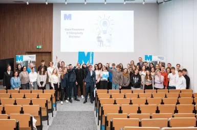 III Olimpiada Biznesu dla szkół średnich | Uniwersytet WSB Merito w Gdańsku: Zdjęcie pamiątkowe z II Olimpiady Biznesu