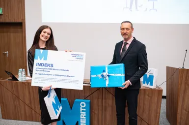 III Olimpiada Biznesu dla szkół średnich | Uniwersytet WSB Merito w Gdańsku: Uczennica odbiera indeks UWSB Merito 