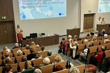 Mikołajkowe spotkanie seniorów i studentów na naszym uniwersytecie | Aktualności | Uniwersytet WSB Merito w Gdańsku: mikołajki dla seniorów