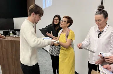 Mikołajkowe spotkanie seniorów i studentów na naszym uniwersytecie | Aktualności | Uniwersytet WSB Merito w Gdańsku: mikołajki dla seniorów