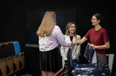 Pierwsze kroki w zawodzie: wręczenie mundurów klinicznych studentom Wydziału Zdrowia | Aktualności | Uniwersytet WSB Merito w Gdańsku: mundurowanie