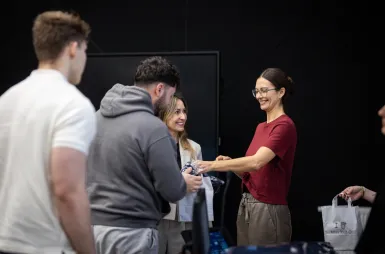 Pierwsze kroki w zawodzie: wręczenie mundurów klinicznych studentom Wydziału Zdrowia | Aktualności | Uniwersytet WSB Merito w Gdańsku: mundurowanie