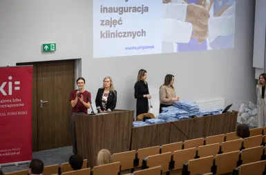 Pierwsze kroki w zawodzie: wręczenie mundurów klinicznych studentom Wydziału Zdrowia | Aktualności | Uniwersytet WSB Merito w Gdańsku: mundurowanie