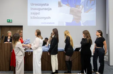Pierwsze kroki w zawodzie: wręczenie mundurów klinicznych studentom Wydziału Zdrowia | Aktualności | Uniwersytet WSB Merito w Gdańsku: mundurowanie
