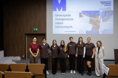 Pierwsze kroki w zawodzie: wręczenie mundurów klinicznych studentom Wydziału Zdrowia | Aktualności | Uniwersytet WSB Merito w Gdańsku: mundurowanie