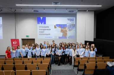Pierwsze kroki w zawodzie: wręczenie mundurów klinicznych studentom Wydziału Zdrowia | Aktualności | Uniwersytet WSB Merito w Gdańsku: mundurowanie