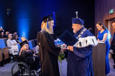 Uroczystość wręczenia dyplomów absolwentom 2025 za nami! | Aktualności | Uniwersytet WSB Merito w Gdańsku: zdj