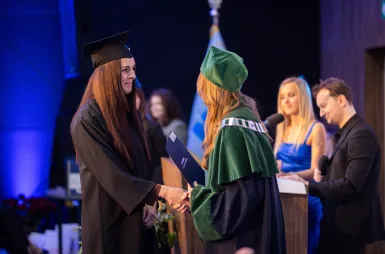 Uroczystość wręczenia dyplomów absolwentom 2025 za nami! | Aktualności | Uniwersytet WSB Merito w Gdańsku: zdjecie