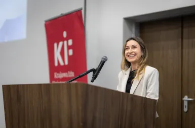 Pierwsze kroki w zawodzie: wręczenie mundurów klinicznych studentom Wydziału Zdrowia | Aktualności | Uniwersytet WSB Merito w Gdańsku: mundurowanie