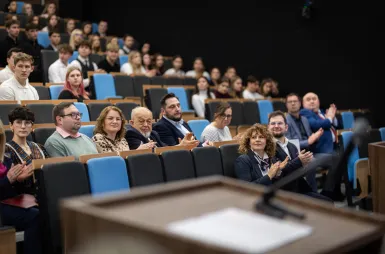 Pierwsze kroki w zawodzie: wręczenie mundurów klinicznych studentom Wydziału Zdrowia | Aktualności | Uniwersytet WSB Merito w Gdańsku: mundurowanie