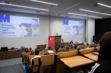 Pierwsze kroki w zawodzie: wręczenie mundurów klinicznych studentom Wydziału Zdrowia | Aktualności | Uniwersytet WSB Merito w Gdańsku: mundurowanie