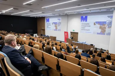 Pierwsze kroki w zawodzie: wręczenie mundurów klinicznych studentom Wydziału Zdrowia | Aktualności | Uniwersytet WSB Merito w Gdańsku: mundurowanie