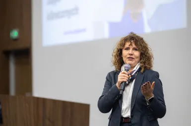 Pierwsze kroki w zawodzie: wręczenie mundurów klinicznych studentom Wydziału Zdrowia | Aktualności | Uniwersytet WSB Merito w Gdańsku: mundurowanie