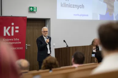 Pierwsze kroki w zawodzie: wręczenie mundurów klinicznych studentom Wydziału Zdrowia | Aktualności | Uniwersytet WSB Merito w Gdańsku: mundurowanie