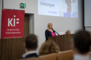 Pierwsze kroki w zawodzie: wręczenie mundurów klinicznych studentom Wydziału Zdrowia | Aktualności | Uniwersytet WSB Merito w Gdańsku: mundurowanie