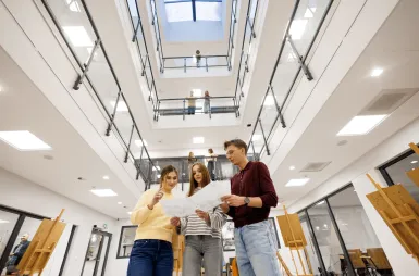 Nasz kampus | Uniwersytet WSB Merito w Gdańsku: Studenci w przestrzeni atrium