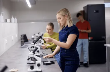 Nasz kampus | Uniwersytet WSB Merito w Gdańsku: Studenci w laboratorium podczas warstatów towaroznawczych