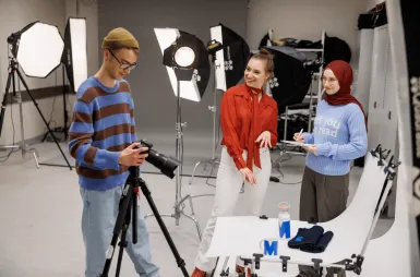 Nasz kampus | Uniwersytet WSB Merito w Gdańsku: Studenci w studio fotograficznym robią zdjęcia produktom